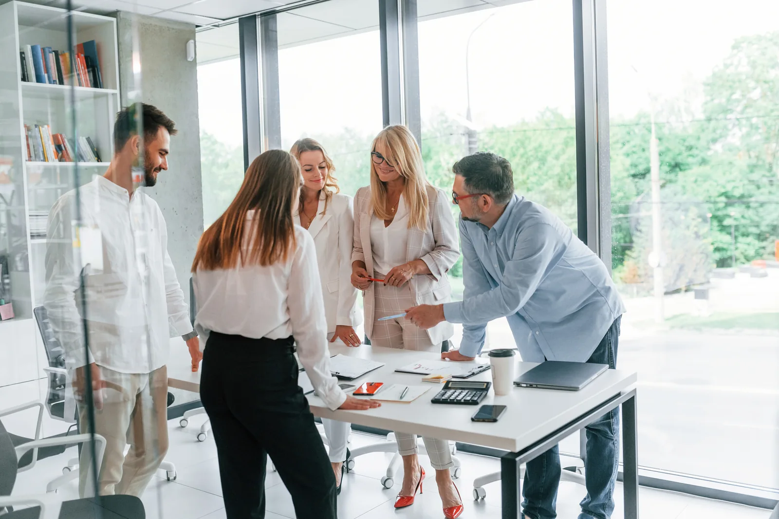 Team in der Kanzlei am Besprechungstisch